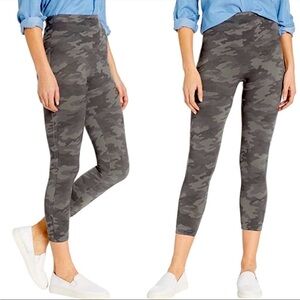 Spanx Women's Camo cropped Look at Me Now
Seamless Leggings Size Medium.